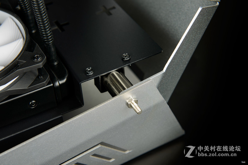 全铝+垂直风道，金河田银狐一体水冷装机作业