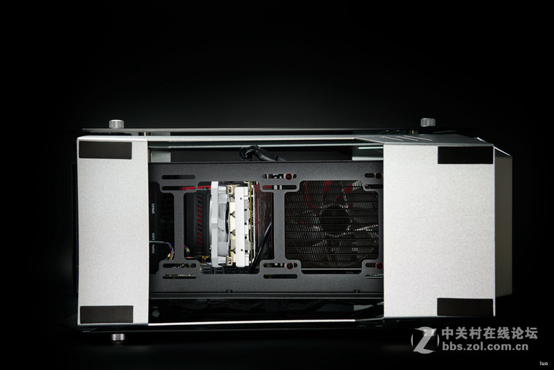 全铝+垂直风道，金河田银狐一体水冷装机作业