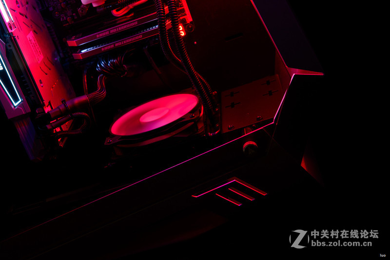 全铝+垂直风道，金河田银狐一体水冷装机作业