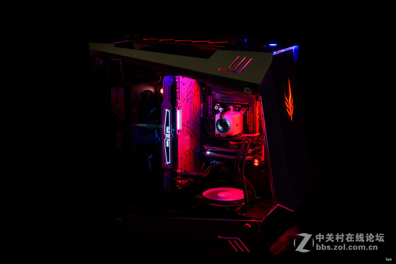 全铝+垂直风道，金河田银狐一体水冷装机作业