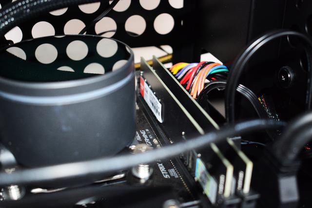 四通八达，绝不闷罐，乔思伯V8小钢炮装机体验