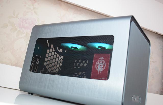 四通八达，绝不闷罐，乔思伯V8小钢炮装机体验