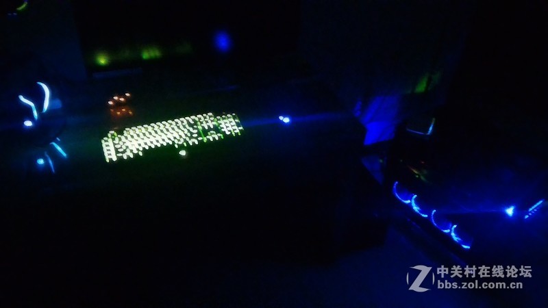 安装最后一个TT Riing 14厘米风扇，解锁最终版多功能主机。。。