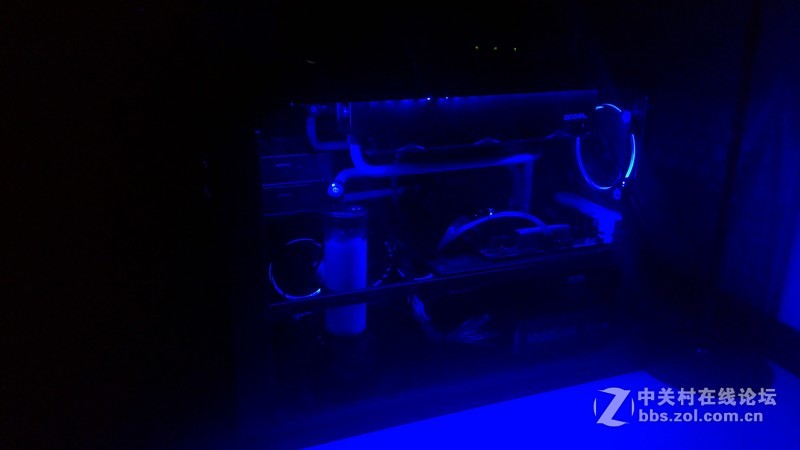 安装最后一个TT Riing 14厘米风扇，解锁最终版多功能主机。。。