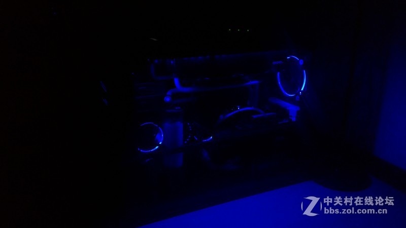 安装最后一个TT Riing 14厘米风扇，解锁最终版多功能主机。。。