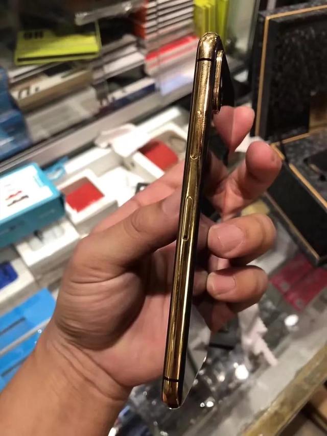 售价好几万的24K纯金iPhone X开箱，碉堡了