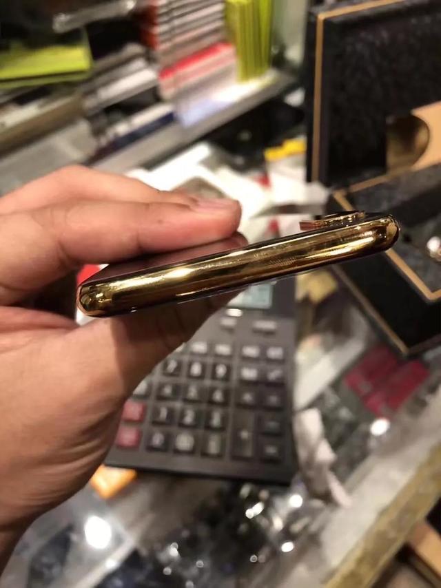 售价好几万的24K纯金iPhone X开箱，碉堡了