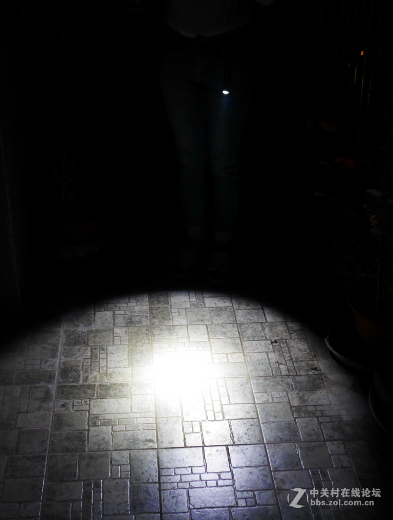 小巧、弯折、强光、防水——舜光SUNCORE-TA10强光手电筒评测【附防水测试视频】