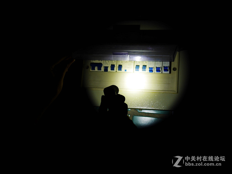 小巧、弯折、强光、防水——舜光SUNCORE-TA10强光手电筒评测【附防水测试视频】