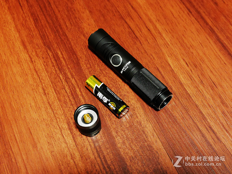 小巧、弯折、强光、防水——舜光SUNCORE-TA10强光手电筒评测【附防水测试视频】