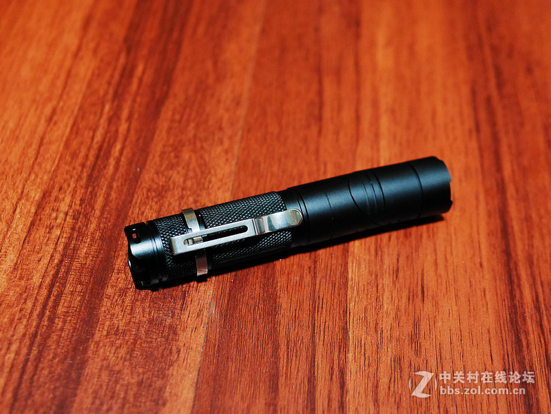 小巧、弯折、强光、防水——舜光SUNCORE-TA10强光手电筒评测【附防水测试视频】