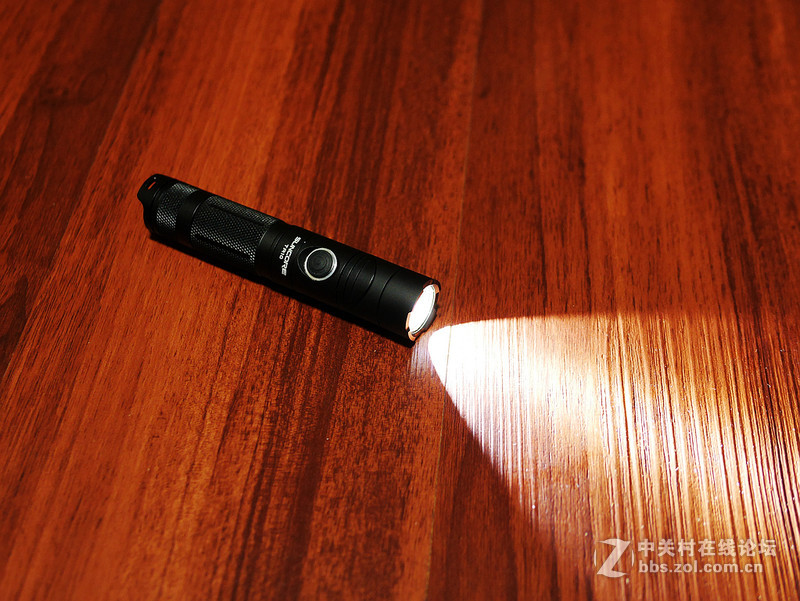 小巧、弯折、强光、防水——舜光SUNCORE-TA10强光手电筒评测【附防水测试视频】