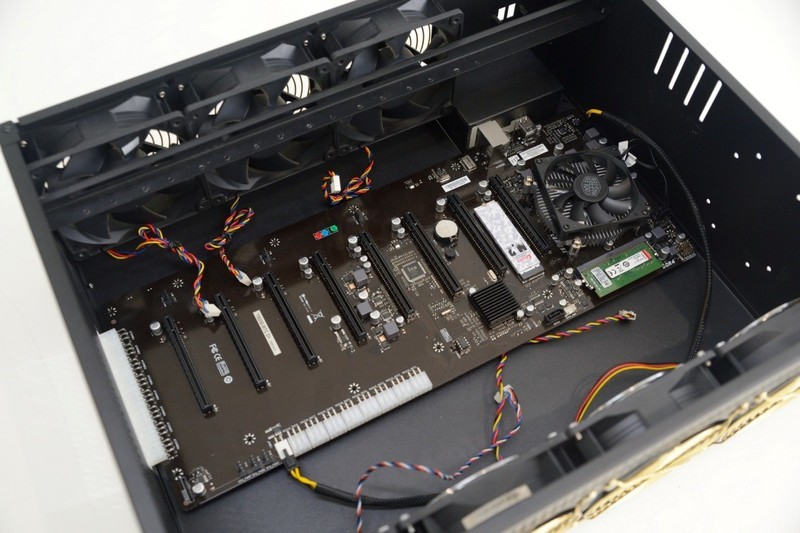 将主板放置在矿机机箱内.