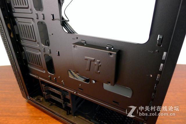 Tt 红色警戒机箱硬盘安装有新意，从此再也不挡风