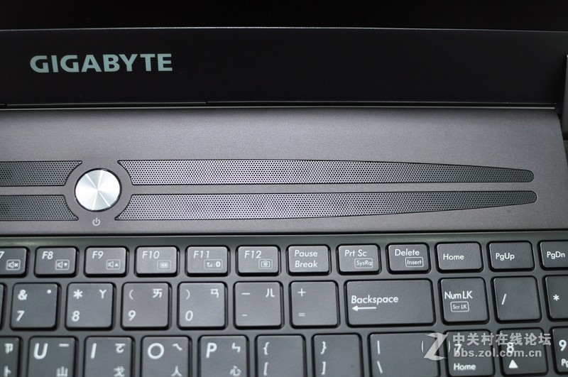 GIGABYTE P37X 外观与规格开箱分享，出色的显卡温度表现(P37K与P37W亦可参考)