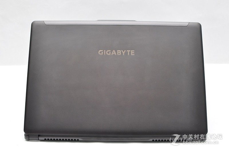 GIGABYTE P37X 外观与规格开箱分享，出色的显卡温度表现(P37K与P37W亦可参考)