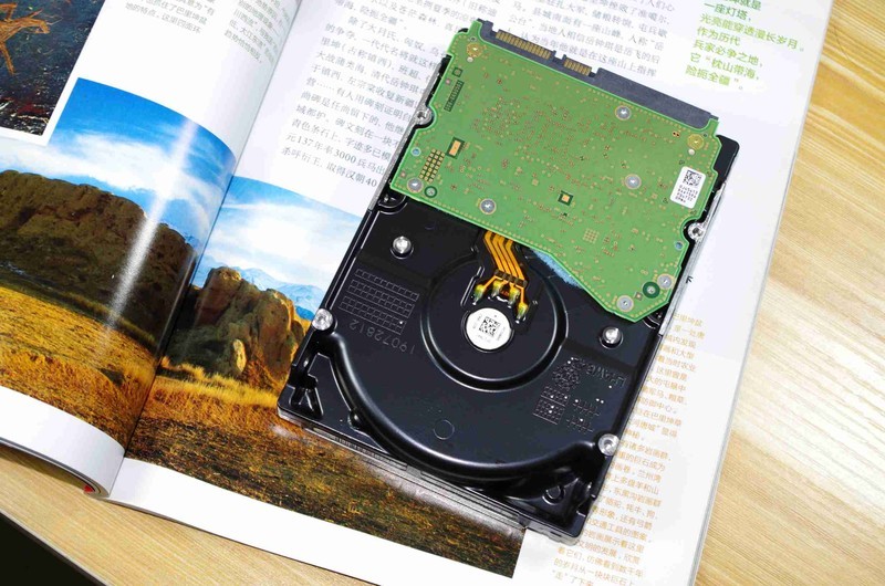 #超大容量 自由存储＃傲视群雄的读写速度——HGST NAS 10T