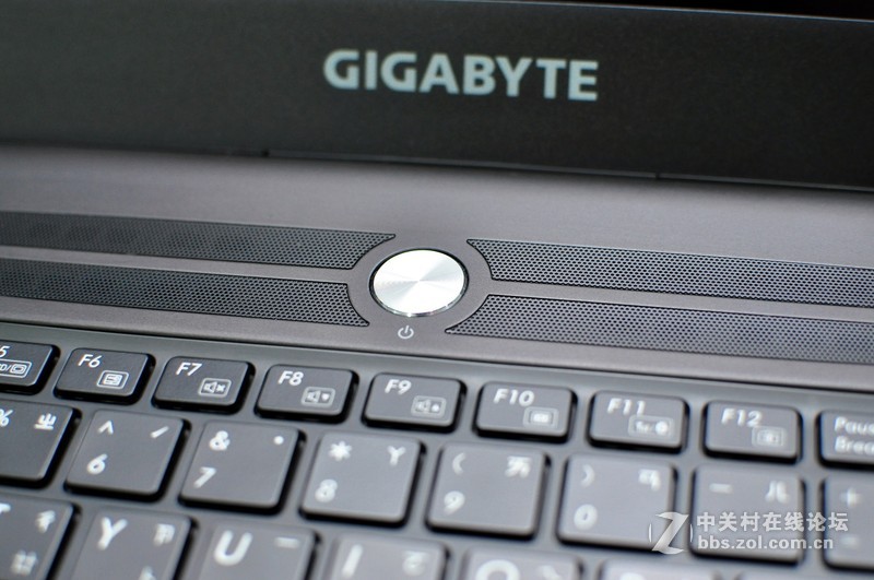 GIGABYTE P37X 外观与规格开箱分享，出色的显卡温度表现(P37K与P37W亦可参考)