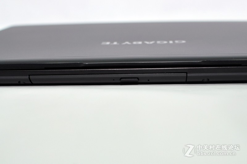 GIGABYTE P37X 外观与规格开箱分享，出色的显卡温度表现(P37K与P37W亦可参考)