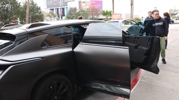 #每日话题# 贾跃亭造的FF91电动车公开上路：邀请国内媒体试乘，你咋看？