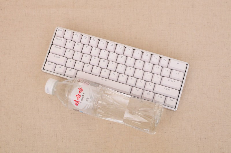 小巧精致的60键RGB键盘，iQunix F60键盘 & ZOMO空投箱键帽小晒