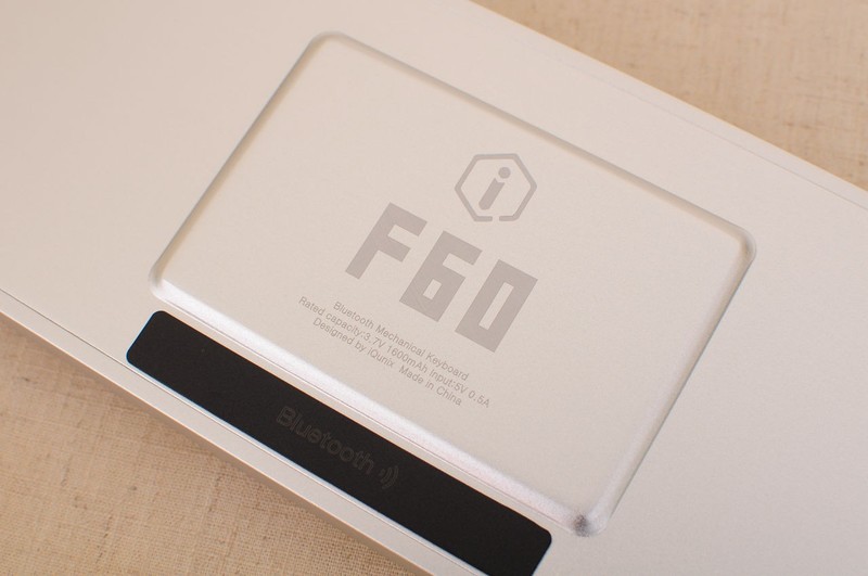 小巧精致的60键RGB键盘，iQunix F60键盘 & ZOMO空投箱键帽小晒