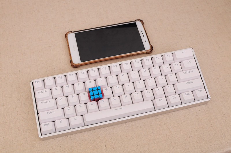 小巧精致的60键RGB键盘，iQunix F60键盘 & ZOMO空投箱键帽小晒