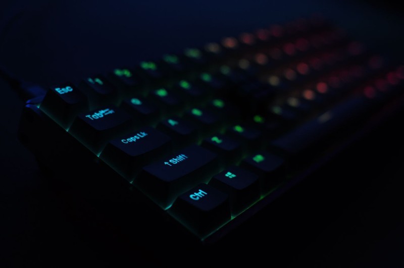 小巧精致的60键RGB键盘，iQunix F60键盘 & ZOMO空投箱键帽小晒