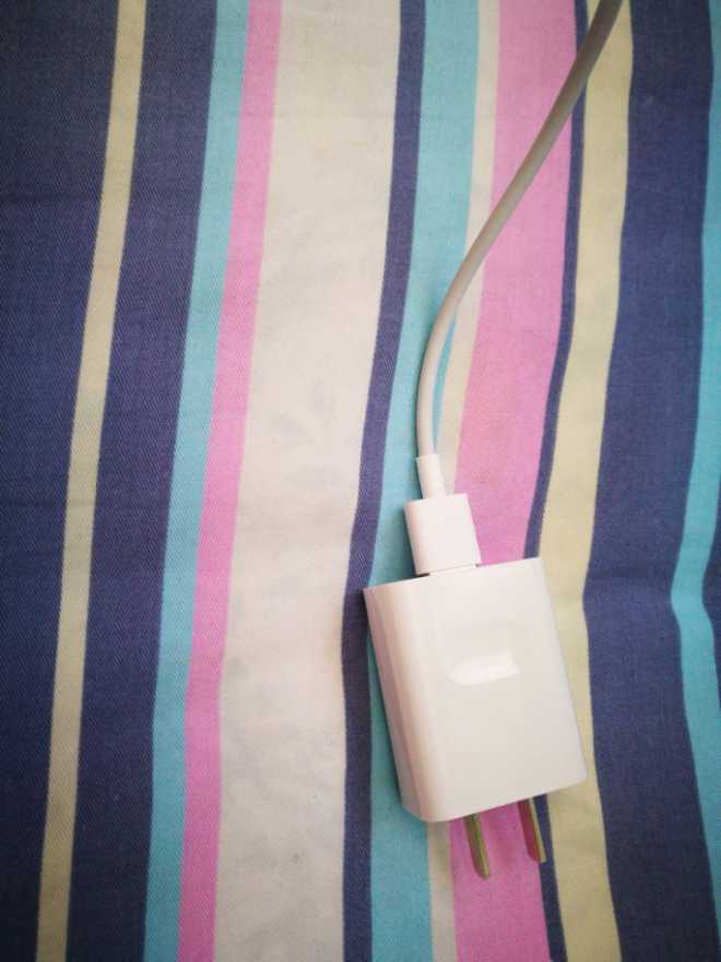 我的充电头插电时声音有点大，你们的呢？