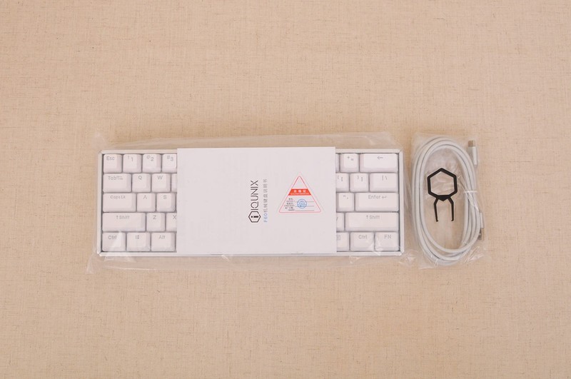 小巧精致的60键RGB键盘，iQunix F60键盘 & ZOMO空投箱键帽小晒