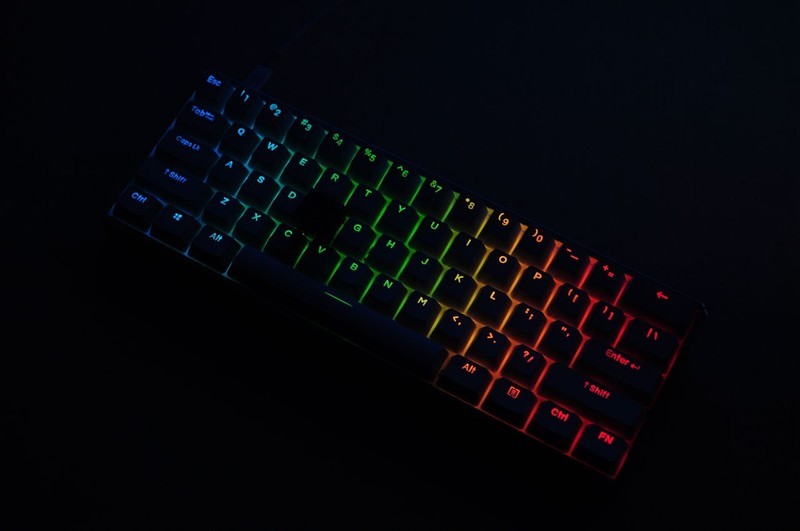 小巧精致的60键RGB键盘，iQunix F60键盘 & ZOMO空投箱键帽小晒