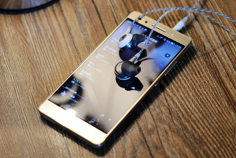 #耳机#新手机居然不配耳机，给荣耀7入了声宴双动圈HIFI小塞子