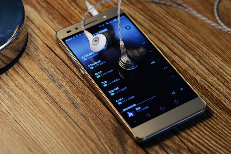 #耳机#新手机居然不配耳机，给荣耀7入了声宴双动圈HIFI小塞子