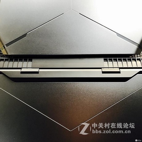 入世出格化险为迷，顶配 New Alienware 17 与 15 R2 对比