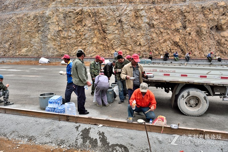 参建高速公路的民工们