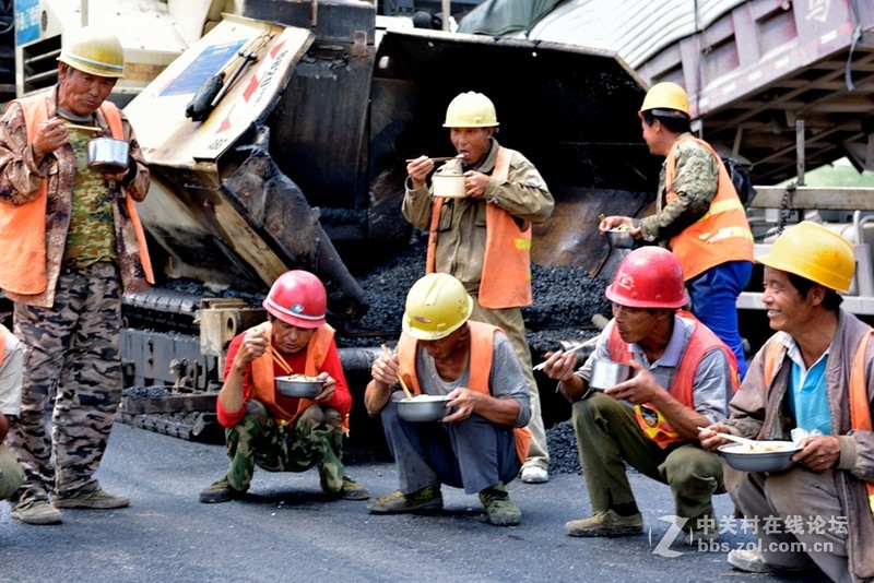 参建高速公路的民工们