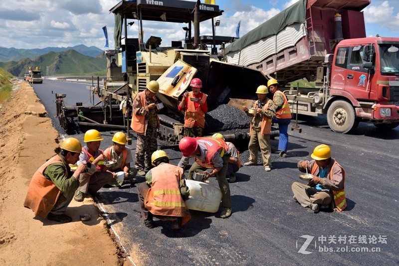 参建高速公路的民工们