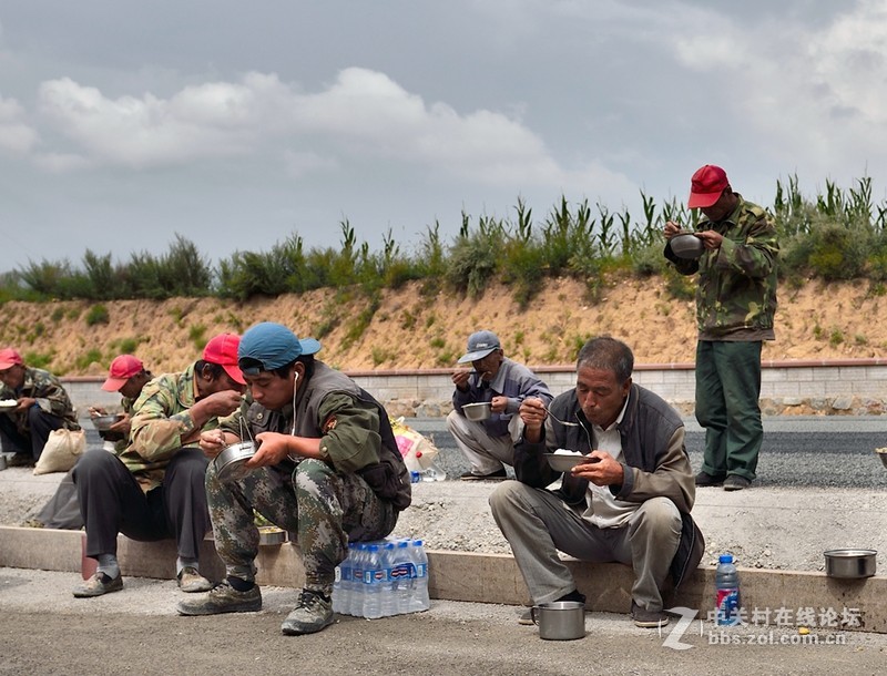 参建高速公路的民工们