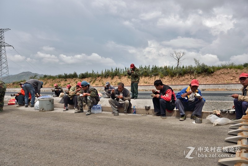 参建高速公路的民工们