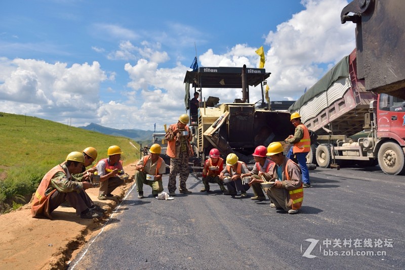 参建高速公路的民工们