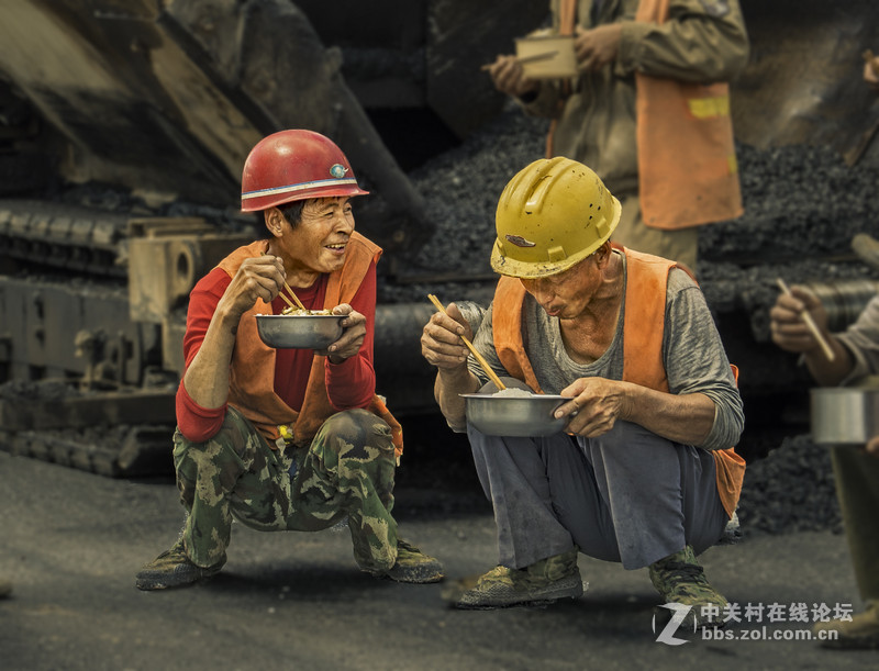 参建高速公路的民工们