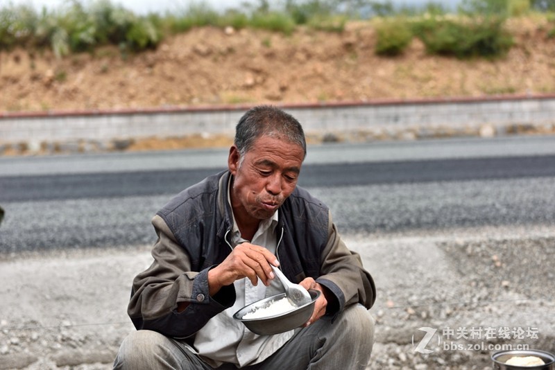 参建高速公路的民工们