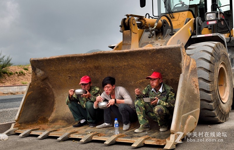参建高速公路的民工们
