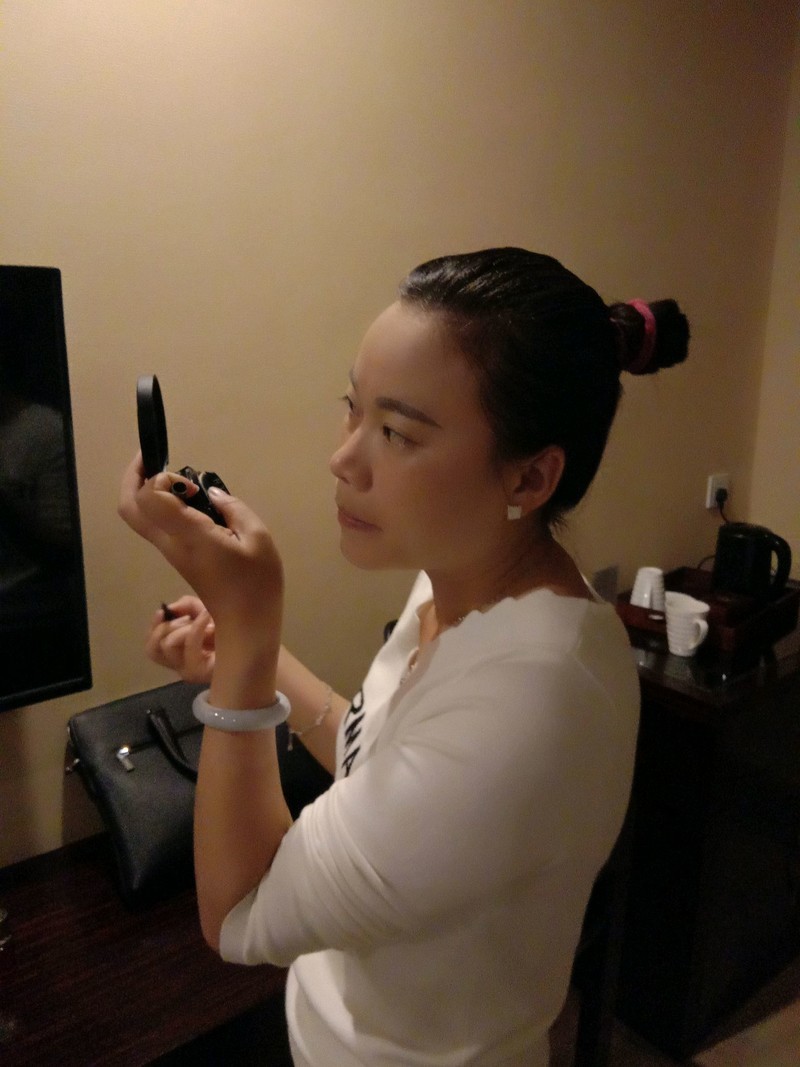 男人就要做到怜香惜玉啊，那家的这个婆娘还不带回去，好好保护着，