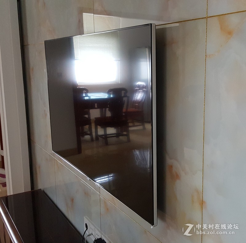 客厅的电视是放在电视柜上还是挂在墙上：这是一个大问题