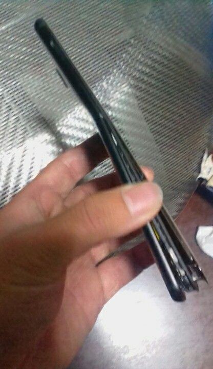 被门夹后还能正常，质量我给一百分， 这个该怎么修   后盖歪。