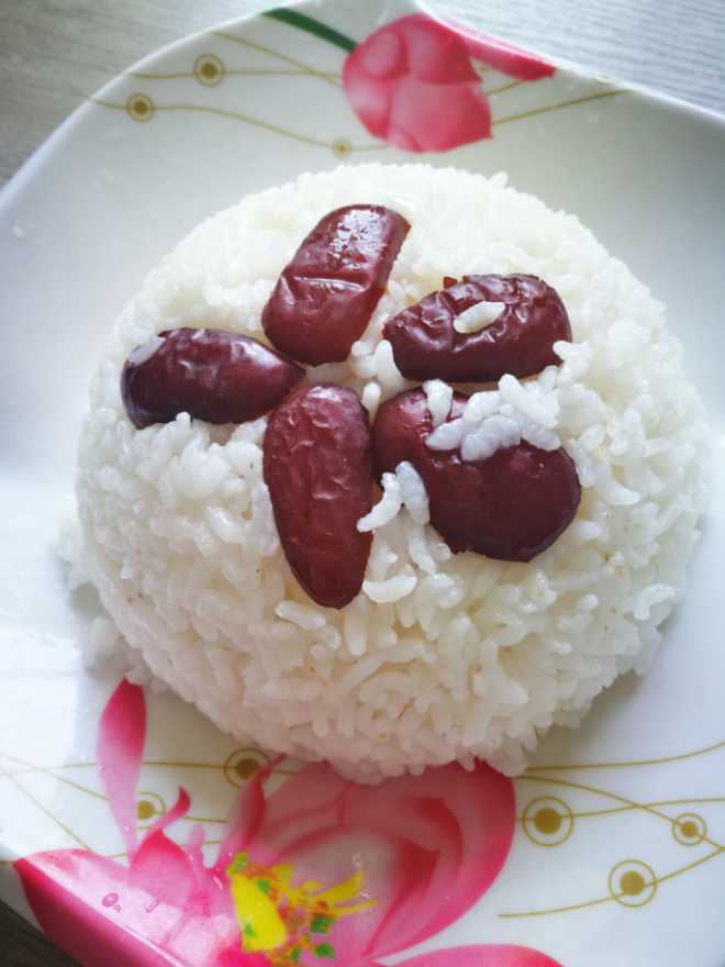 早餐，间点，午餐。幼儿园的伙食不错吧