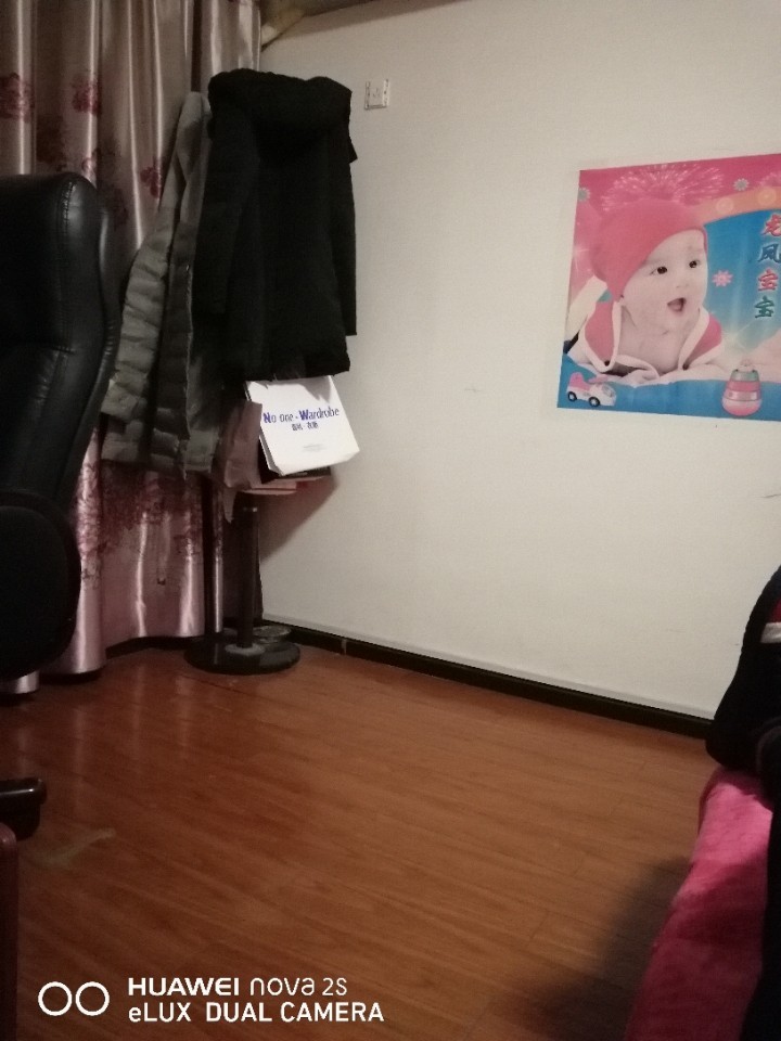 手机用水印相机软件，后摄像头拍照比较昏暗。