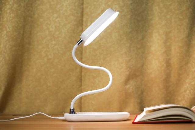 无线充电器+台灯=Q.LED flex，MOMAX伴你学习工作每一天