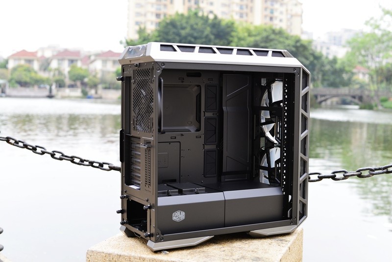 十核心i9+1070SLI+会发光的雕牌，不亮瞎死不休